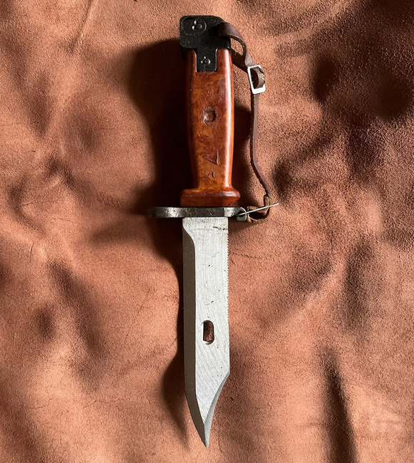 BAYONET, MILITARY PARATROOPER KNIFE - WITHOUT SHEATH - MILITARY SURPLUS FROM ROMANIAN ARMY - AS NEW